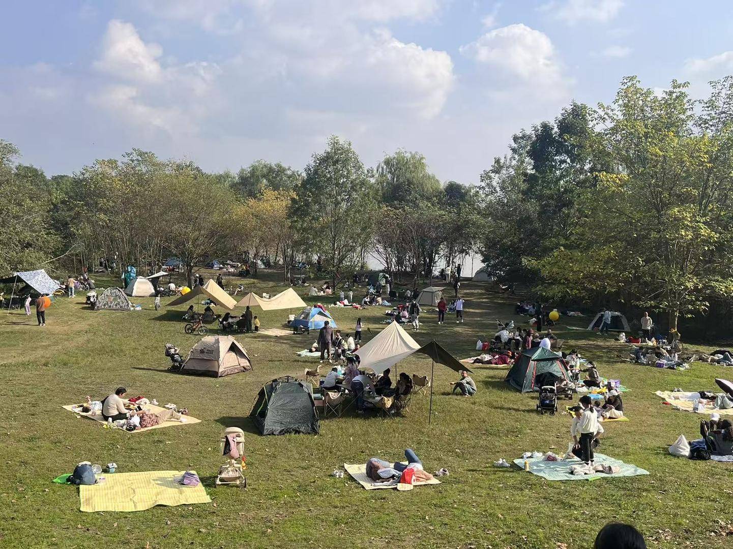 围炉煮茶走俏成都户外又“忙”起来了新葡京冬季露营升温!取暖装备上新、(图2) 围炉煮茶走俏成都户外又“忙”起来了新葡京冬季露营升温!取暖装备上新、(图2)