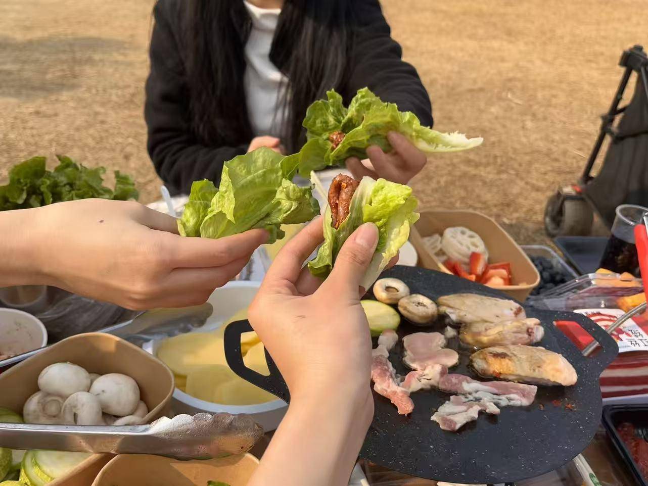 围炉煮茶走俏成都户外又“忙”起来了新葡京冬季露营升温!取暖装备上新、(图3) 围炉煮茶走俏成都户外又“忙”起来了新葡京冬季露营升温!取暖装备上新、(图3)